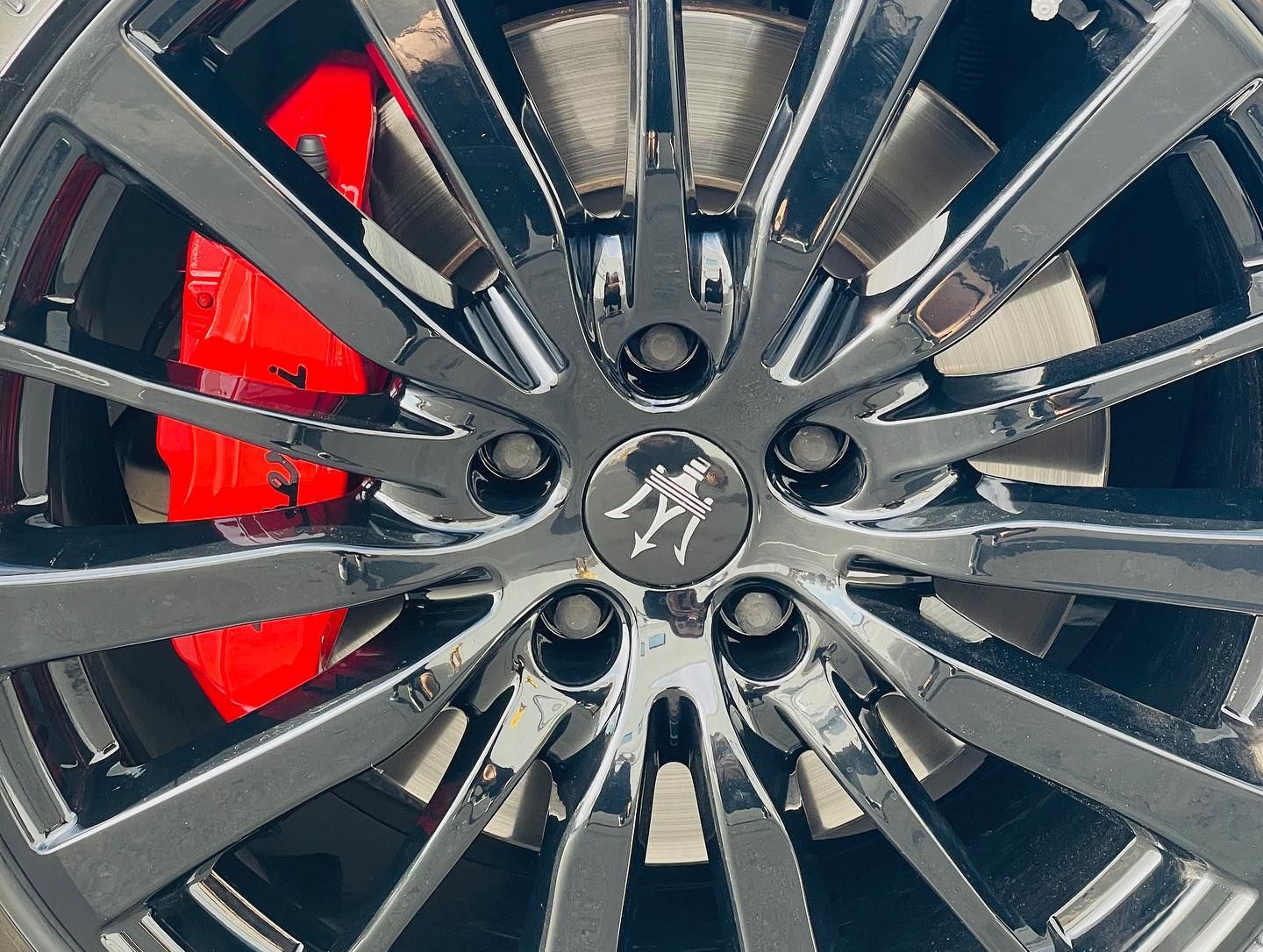 Gloss black alloy wheel with red custom painted brake caliper